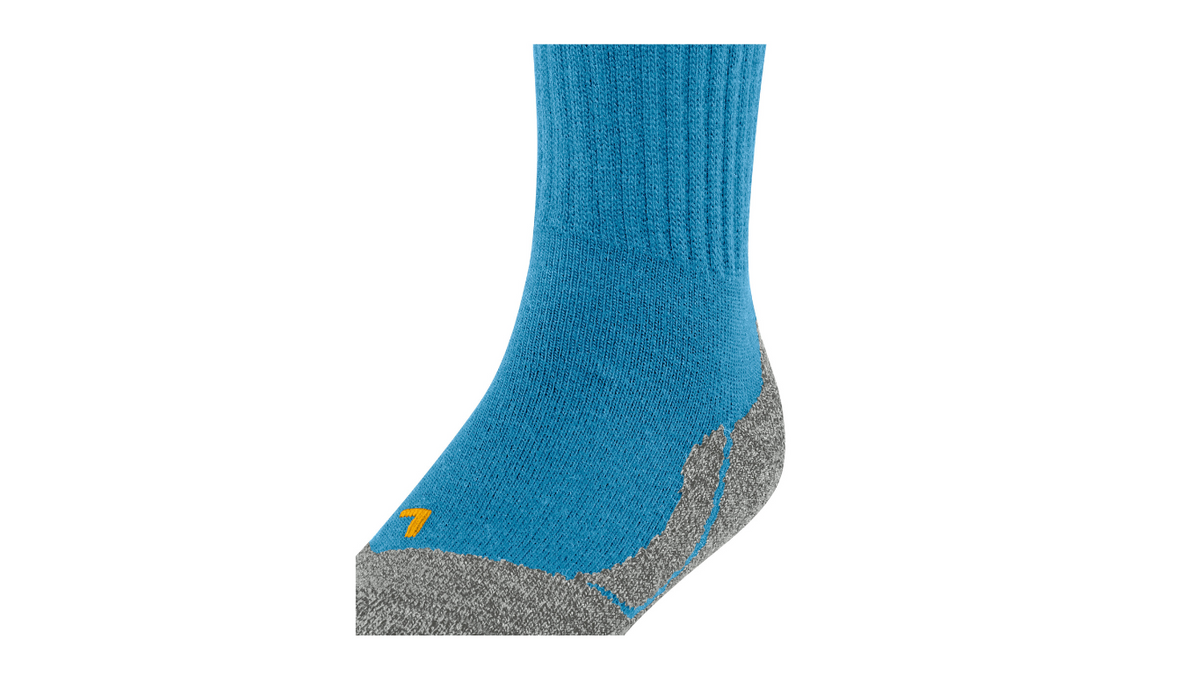 Einzelne Socke mit mittelhohem Schaft und geschlossener Zehenpartie, schräge Vorderansicht.