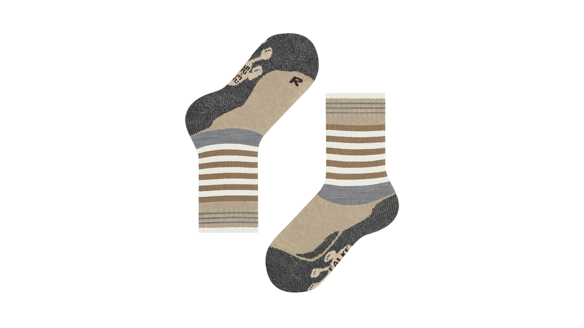 Paar wadenhohe Kindersocken mit Streifenmuster, ein Socken in Ansicht von unten, ein Socken in Seitenansicht