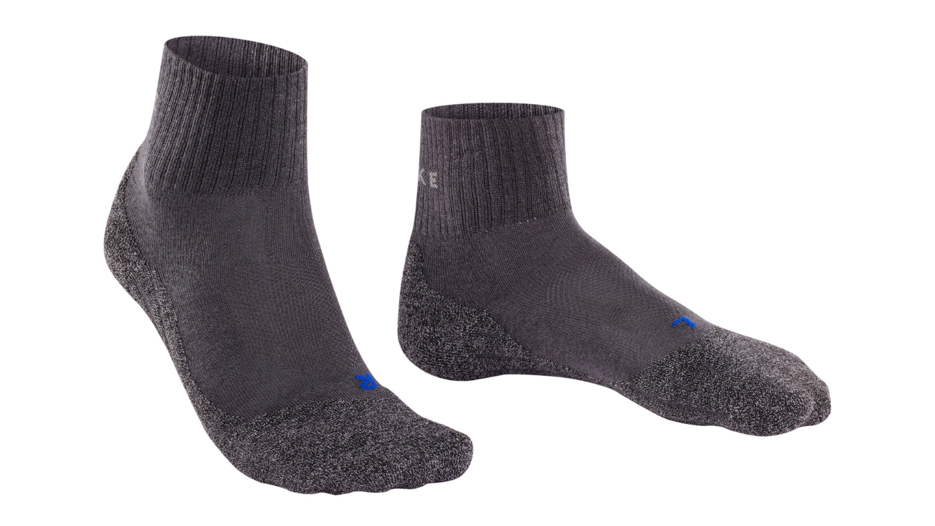 Socke als Paar mit mittelhohem Schaft, geschlossener Zehenpartie und geschlossenem Fersenbereich, schräge Vorderansicht.
