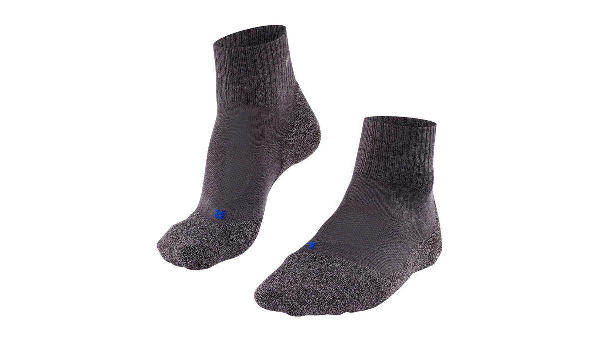 Socke als Paar mit mittelhohem Schaft, geschlossener Zehenpartie und geschlossenem Fersenbereich, schräge Vorderansicht.