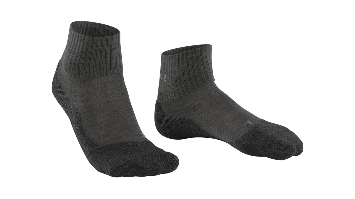 Trekking-Socke für Erwachsene, Paaransicht, mittelhoher Schaft, anatomische Form, verstärkter Zehen- und Fersenbereich, schräge Vorderansicht