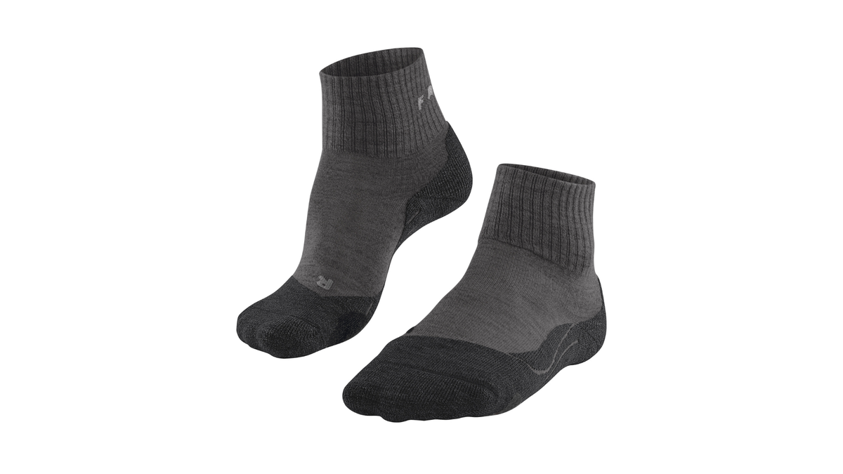 Trekking-Socke für Erwachsene, Paaransicht, mittelhoher Schaft, anatomische Form, verstärkter Zehen- und Fersenbereich, schräge Vorderansicht