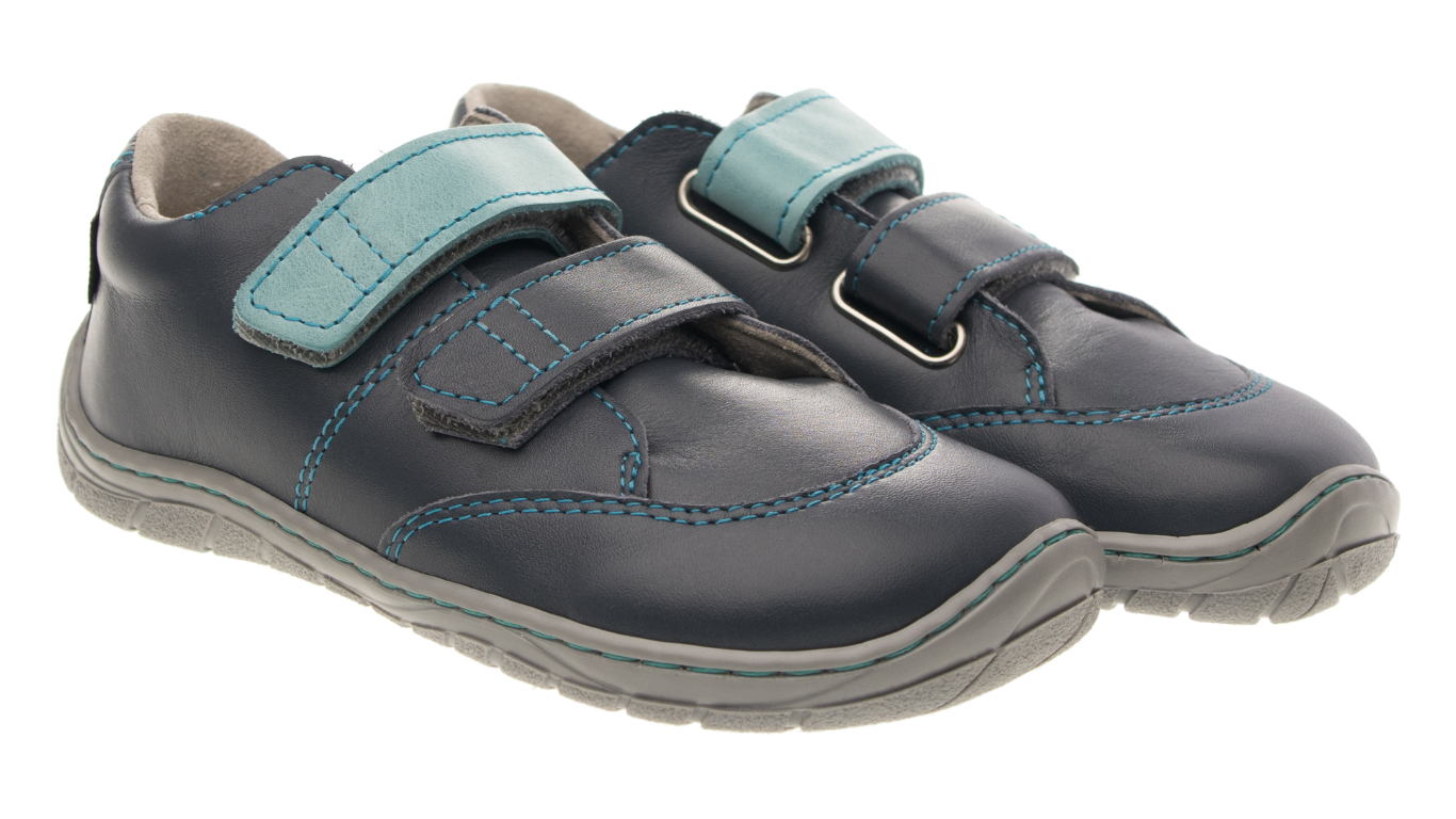 Barfußschuh für Kinder mit zwei Klettverschlüssen, geschlossener Zehenbox und geschlossenem Fersenbereich, flexible Sohle, schräge Vorderansicht