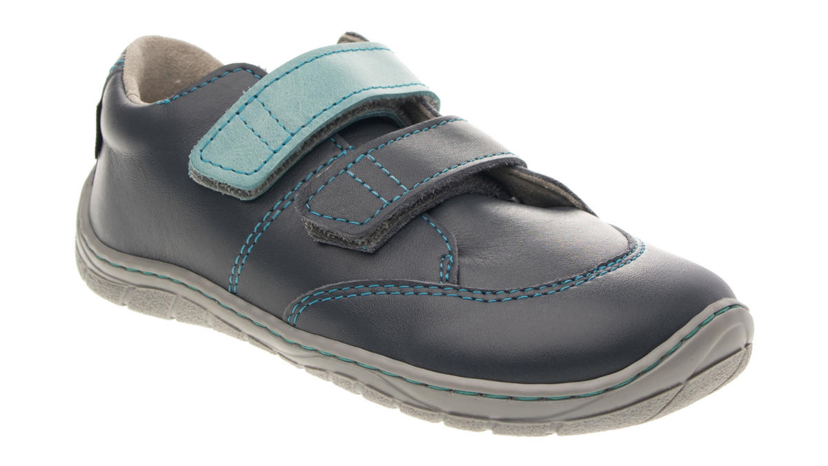 Barfußschuh für Kinder mit zwei Klettverschlüssen, geschlossener Zehenbox und geschlossenem Fersenbereich, flexible Sohle, schräge Vorderansicht