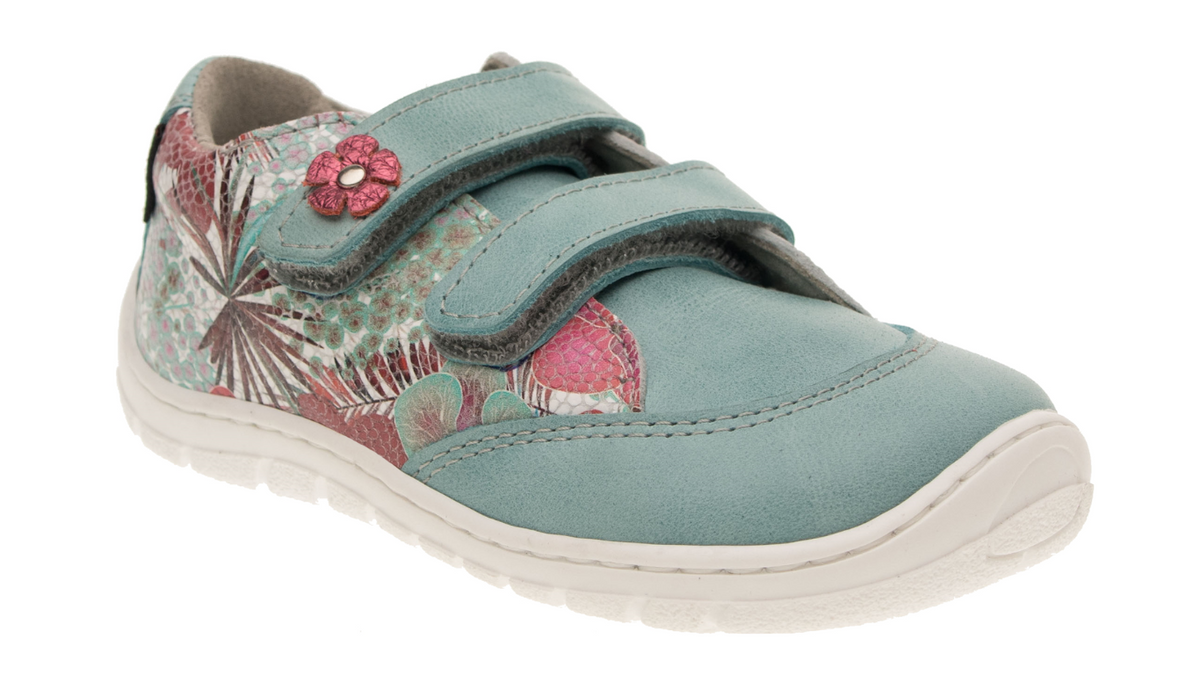 Barfußschuh für Kinder mit zwei Klettverschlüssen, geschlossener Zehenbox und geschlossenem Fersenbereich, flexible Sohle, schräge Vorderansicht