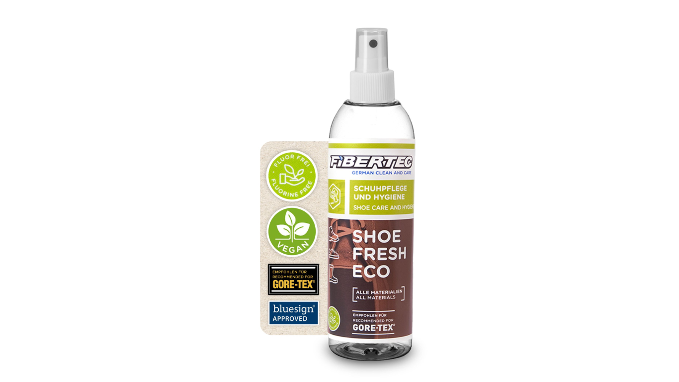 Schuhpflegespray in Kunststoffflasche mit Sprühkopf und Etikett, schräge Vorderansicht