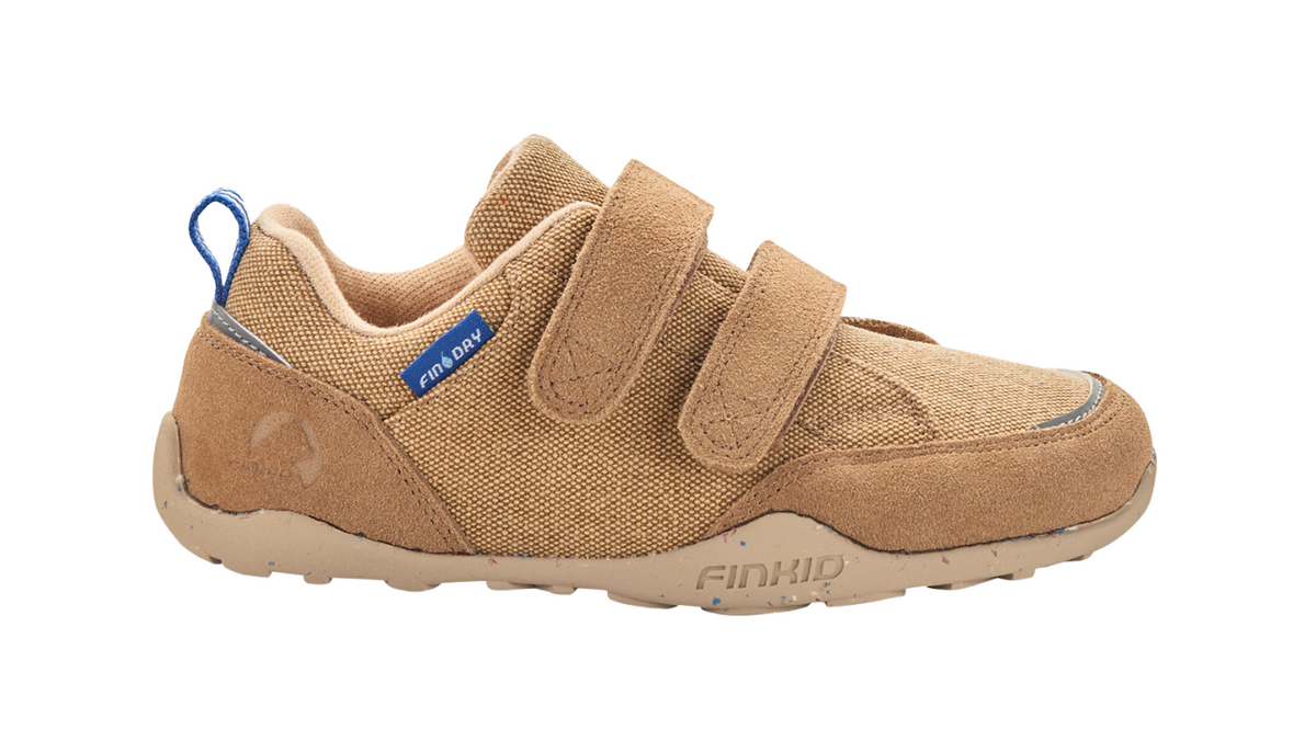Barfußschuh mit zwei Klettverschlüssen, geschlossene Zehen und geschlossener Fersenbereich, Seitenansicht außen
