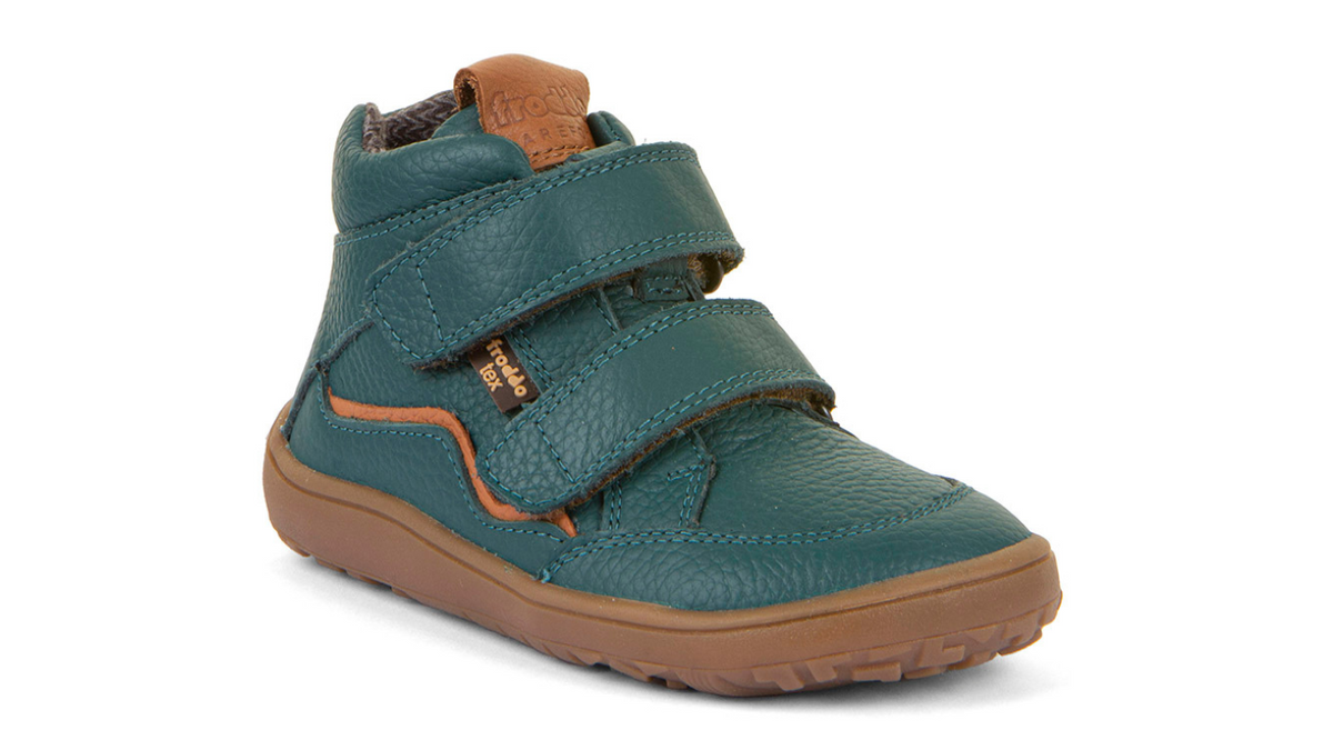 Barfußschuh mit zwei Klettverschlüssen, geschlossene Zehen und geschlossener Fersenbereich, schräge Vorderansicht