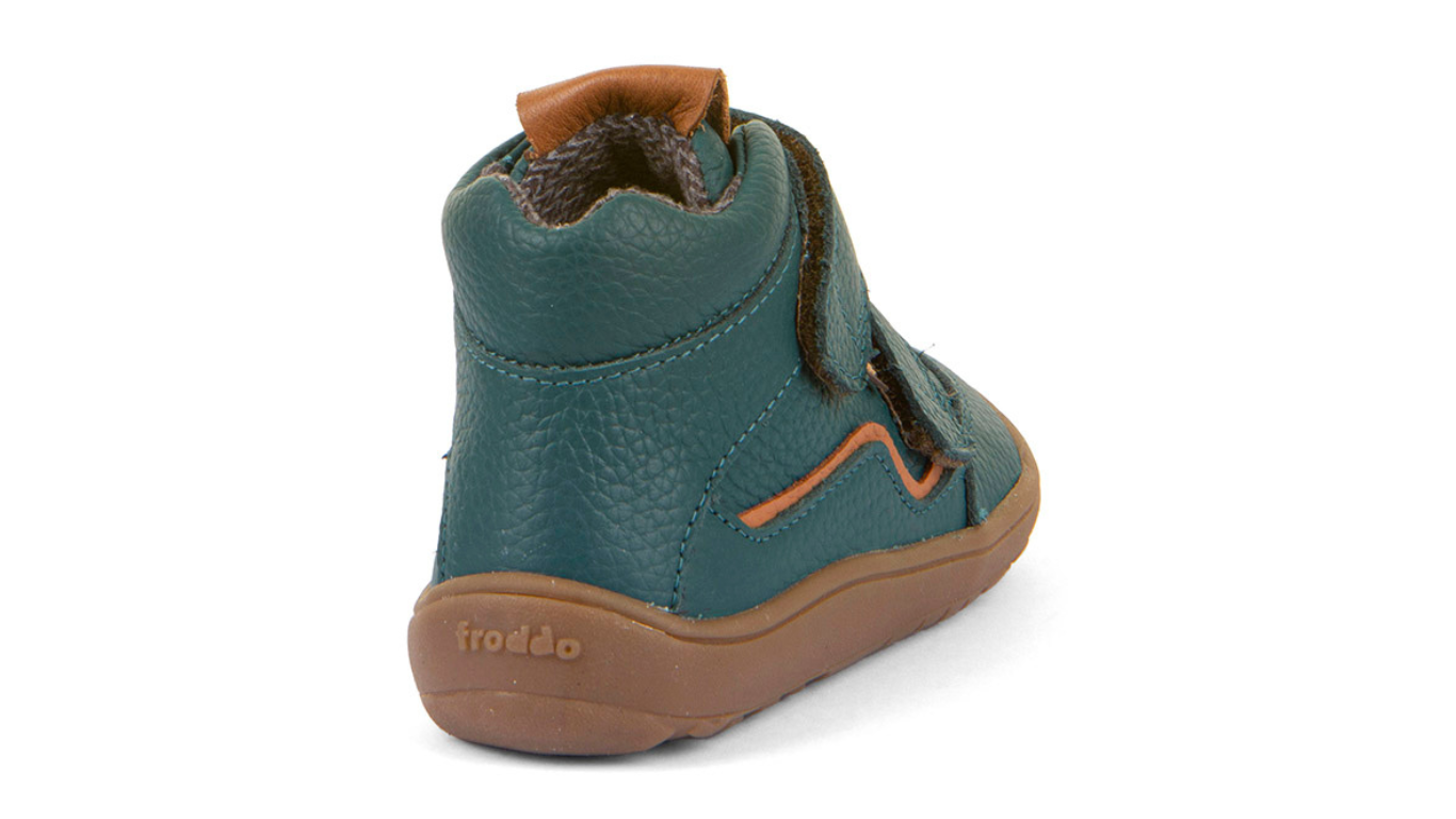 Barfußschuh mit zwei Klettverschlüssen, geschlossene Zehen und geschlossener Fersenbereich, Rückansicht