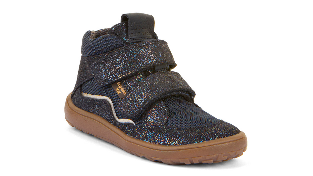 Barfußschuh mit zwei Klettverschlüssen, geschlossene Zehen und geschlossener Fersenbereich, schräge Vorderansicht
