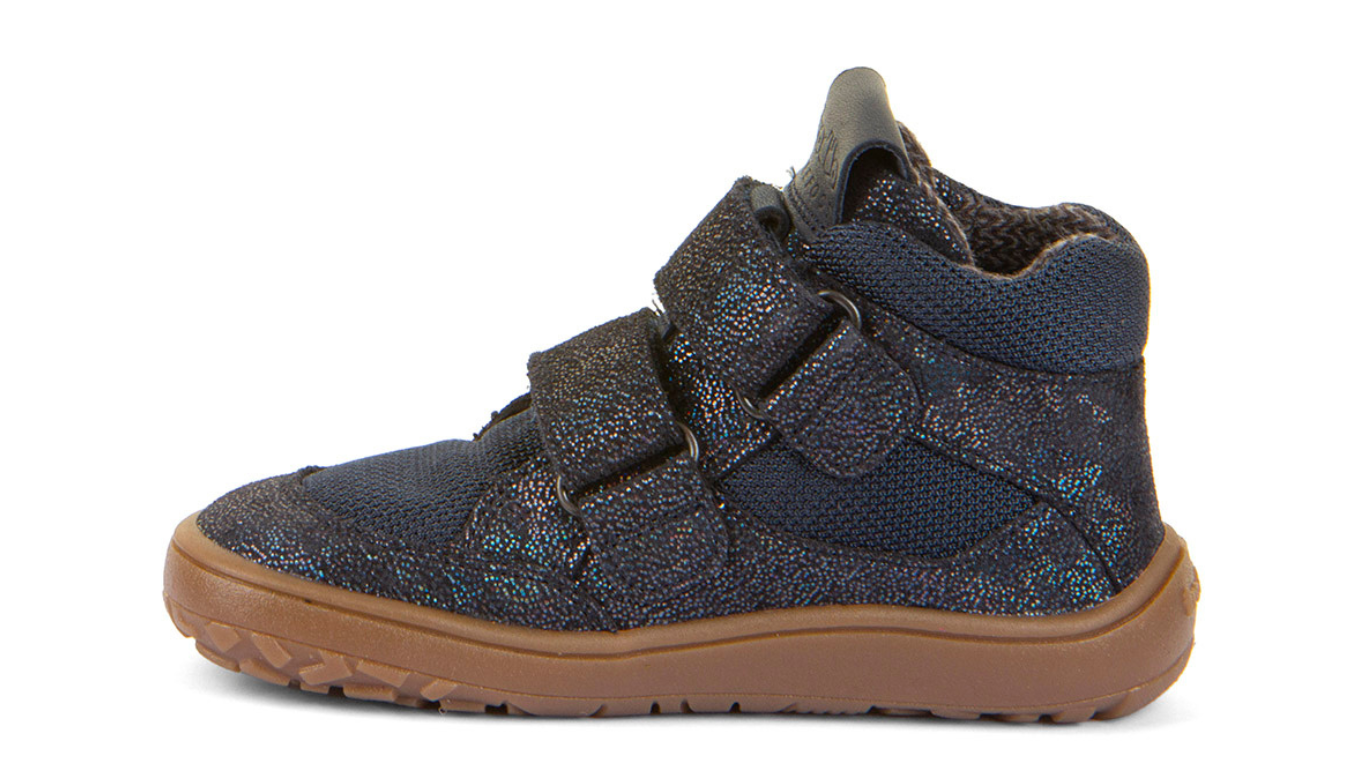 Barfußschuh mit zwei Klettverschlüssen, geschlossene Zehen und geschlossener Fersenbereich, Seitenansicht innen