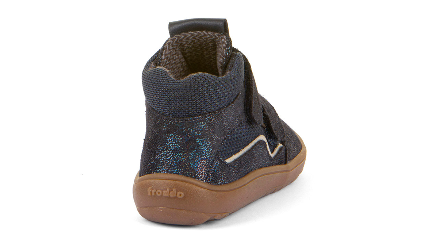 Barfußschuh mit zwei Klettverschlüssen, geschlossene Zehen und geschlossener Fersenbereich, Rückansicht