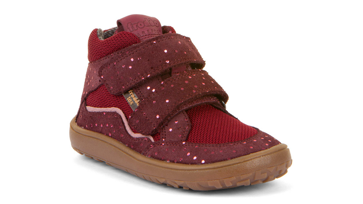 Barfußschuh mit zwei Klettverschlüssen, geschlossene Zehen und geschlossener Fersenbereich, schräge Vorderansicht