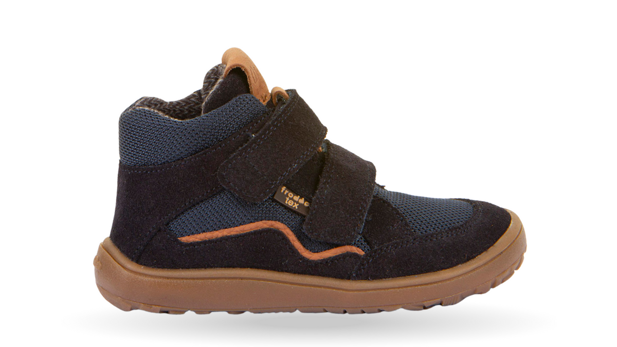 Barfußschuh mit zwei Klettverschlüssen, geschlossene Zehen und geschlossener Fersenbereich, Seitenansicht außen