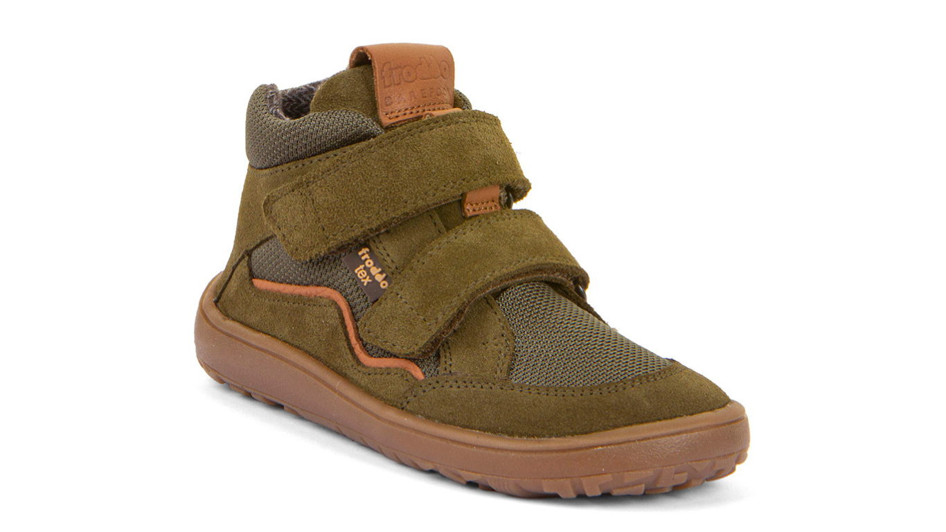 Barfußschuh mit zwei Klettverschlüssen, geschlossene Zehen und geschlossener Fersenbereich, schräge Vorderansicht