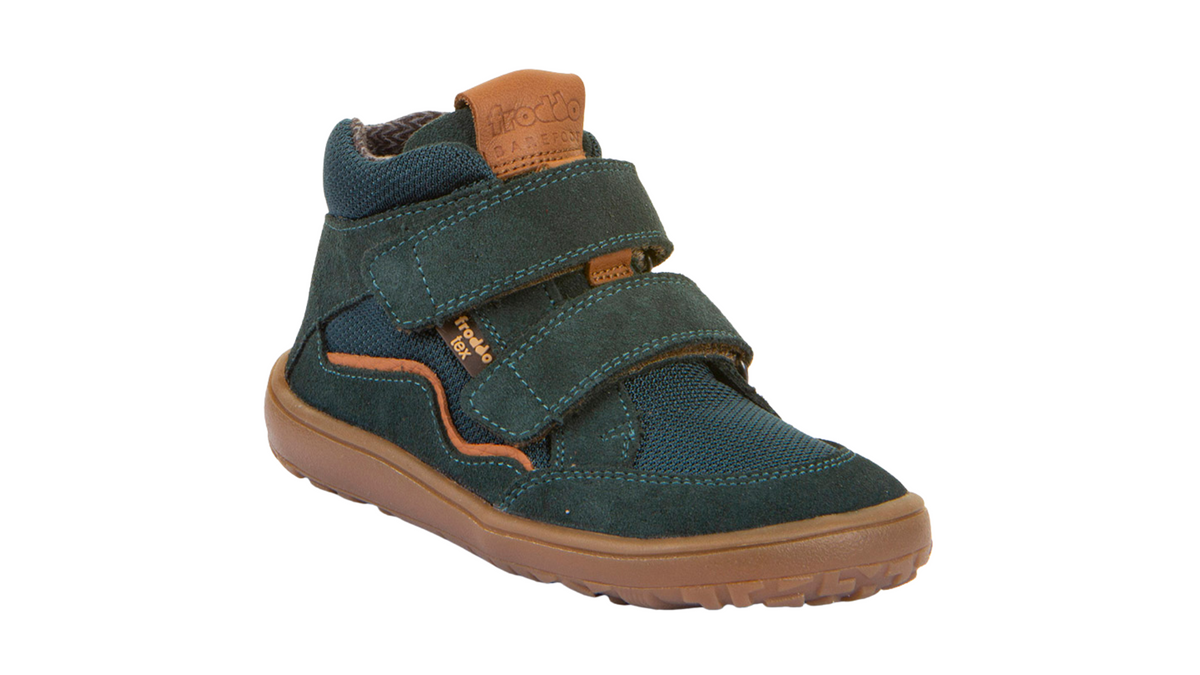 Barfußschuh mit zwei Klettverschlüssen, geschlossene Zehen und geschlossener Fersenbereich, schräge Vorderansicht