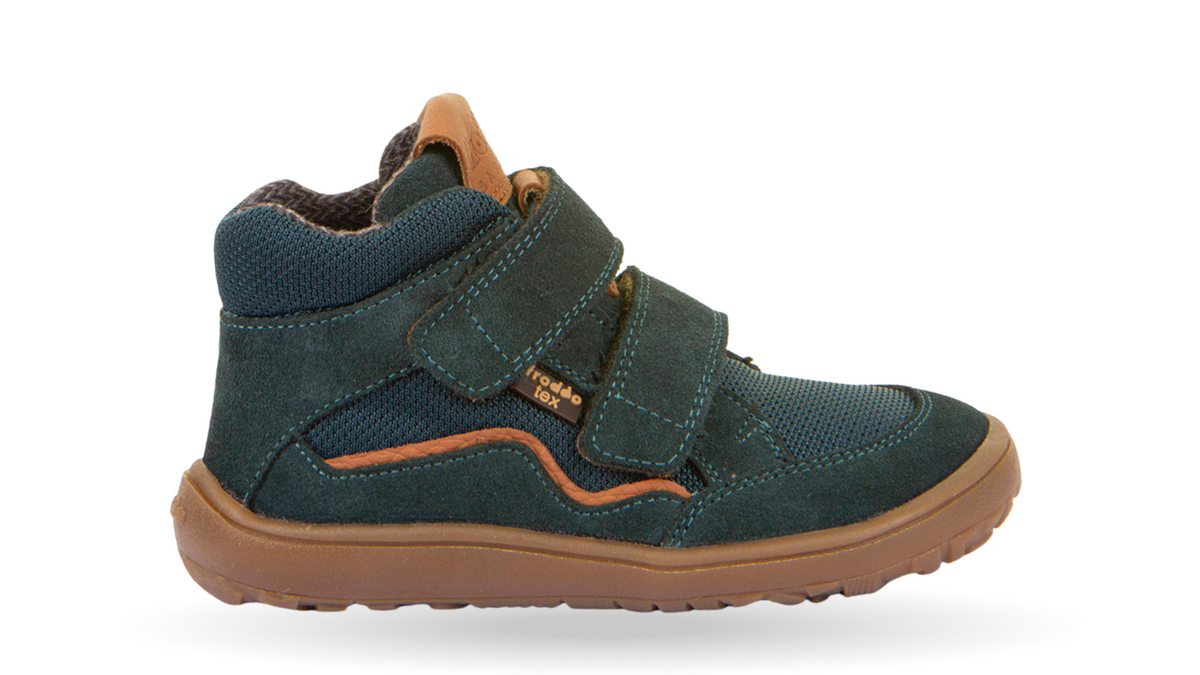 Barfußschuh mit zwei Klettverschlüssen, geschlossene Zehen und geschlossener Fersenbereich, Seitenansicht außen