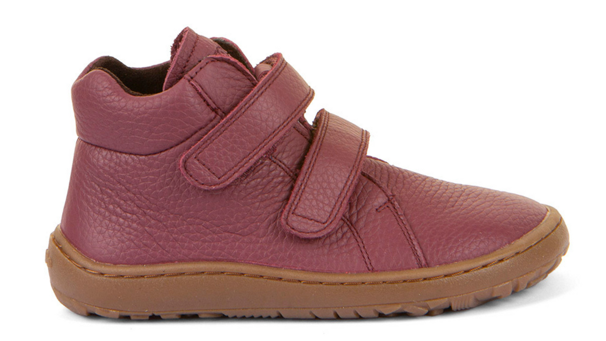 Barfußschuh mit zwei Klettverschlüssen, geschlossene Zehen und geschlossener Fersenbereich, Seitenansicht außen