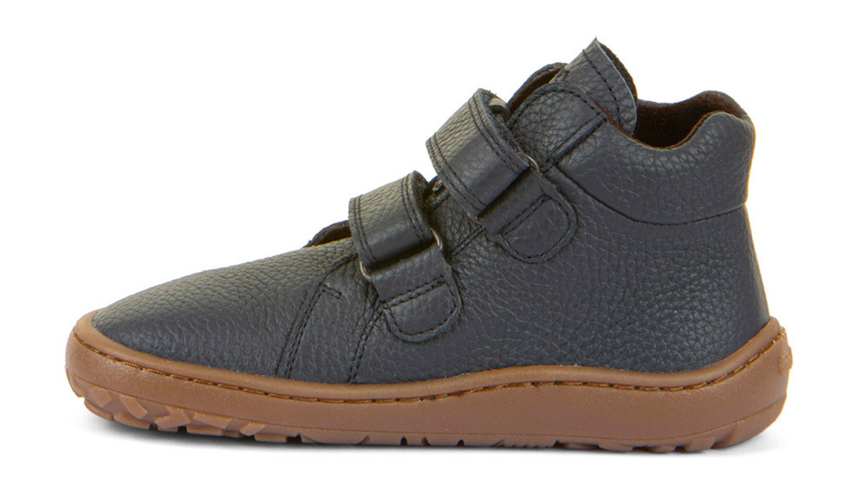 Barfußschuh mit zwei Klettverschlüssen, geschlossene Zehen und geschlossener Fersenbereich, Seitenansicht innen