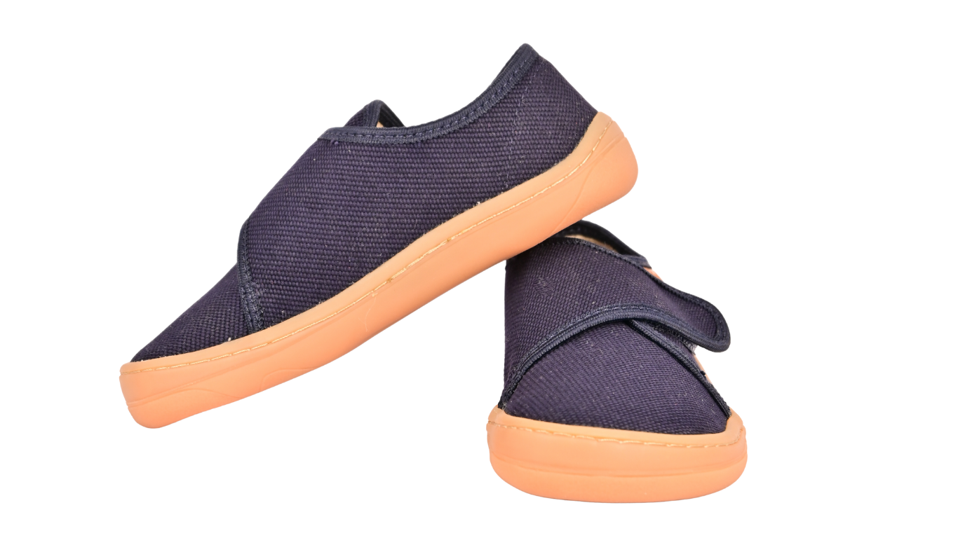 Barfußschuhe mit Klettverschluss, geschlossene Zehen und geschlossener Fersenbereich, schräge Vorderansicht, Paar