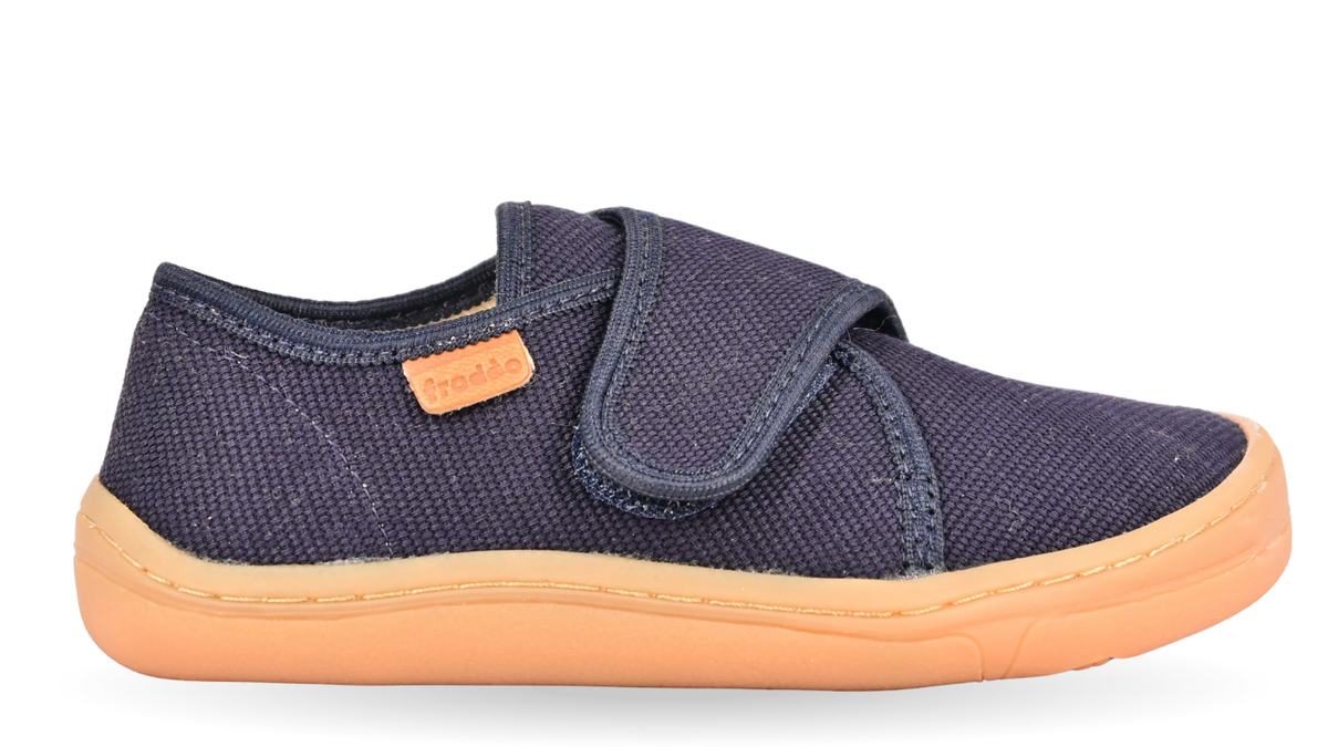Barfußschuh mit Klettverschluss, geschlossene Zehen und geschlossener Fersenbereich, Seitenansicht außen, einzelner Schuh