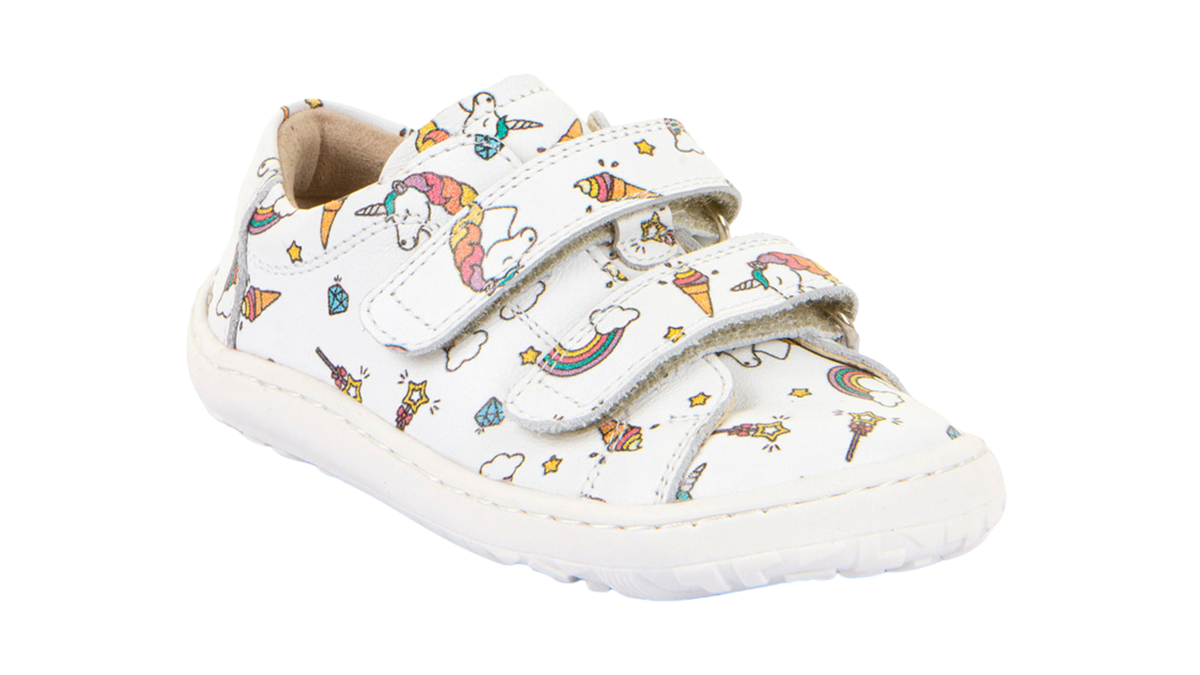 Barfußschuh für Kinder, geschlossene Zehen und geschlossener Fersenbereich, zwei Klettverschlüsse, flexible Sohle, Muster auf dem Obermaterial, schräge Vorderansicht, Einzelschuh