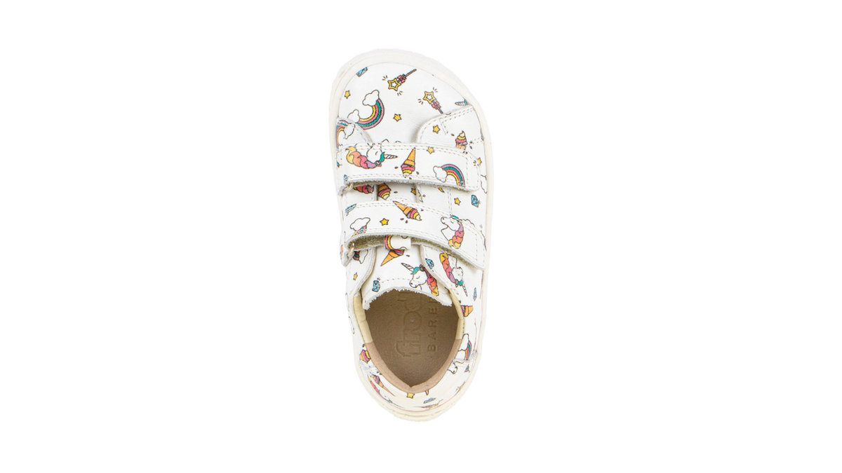 Barfußschuh für Kinder, geschlossene Zehen und geschlossener Fersenbereich, zwei Klettverschlüsse, flexible Sohle, Muster auf dem Obermaterial, Draufsicht, Einzelschuh