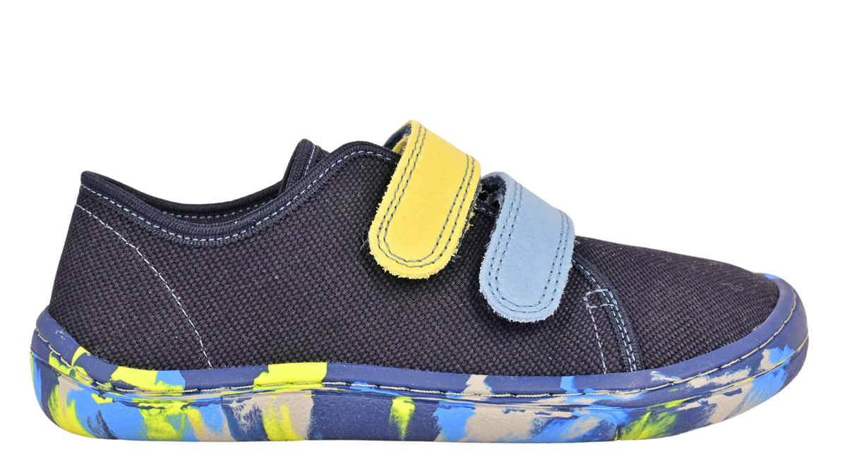 Barfußschuh für Kinder mit zwei Klettverschlüssen, geschlossene Zehen und geschlossener Fersenbereich, Seitenansicht außen, einzelner Schuh