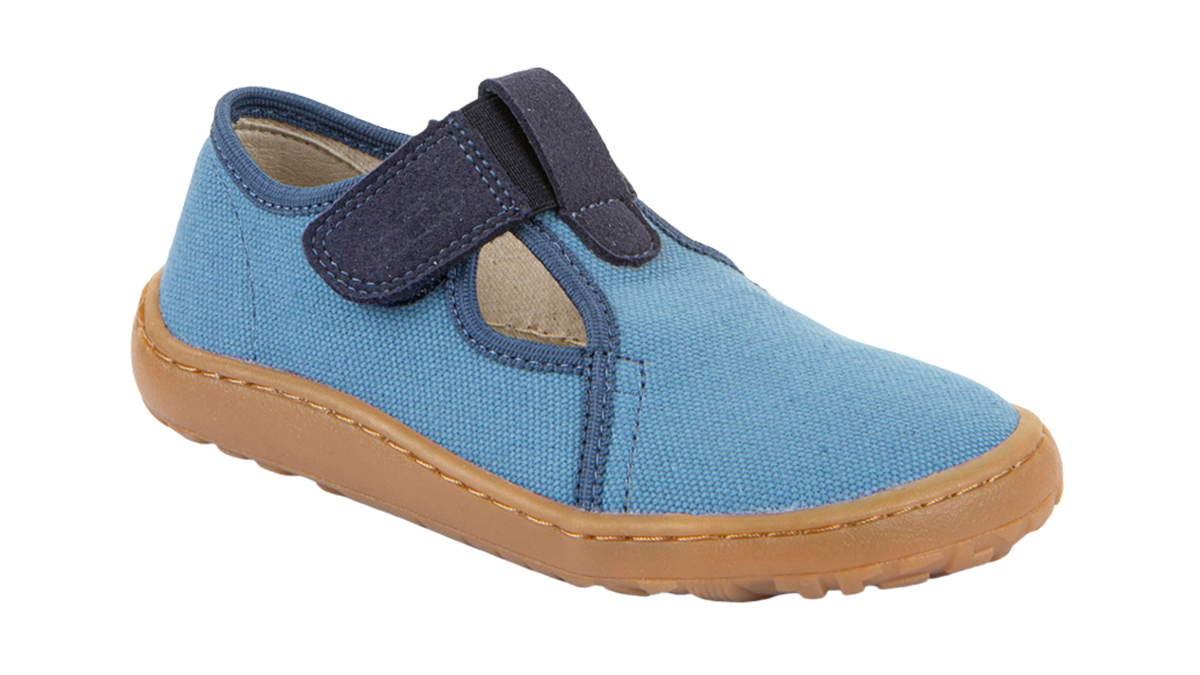 Barfußschuh, geschlossene Zehen und geschlossener Fersenbereich, Spannriemen mit Klettverschluss, flexible Sohle, Einzelschuh, schräge Vorderansicht