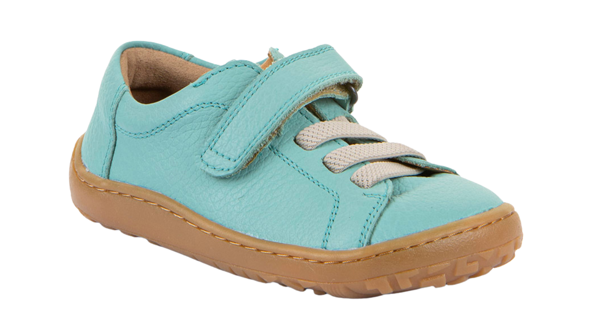 Barfußschuh für Kinder, geschlossene Zehen und geschlossener Fersenbereich, Klettverschluss und elastische Schnürung, flexible Sohle, Einzelschuh, schräge Vorderansicht