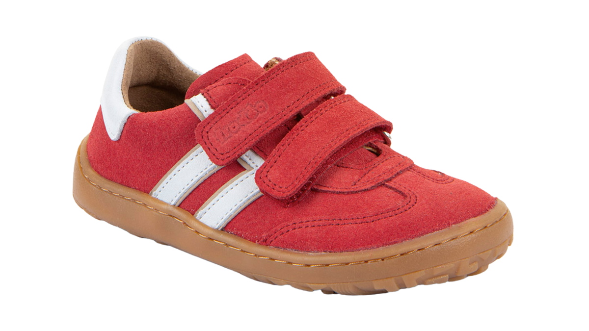 Barfußschuh für Kinder, geschlossene Zehen und geschlossener Fersenbereich, zwei Klettverschlüsse, flexible Sohle, Einzelschuh, schräge Vorderansicht