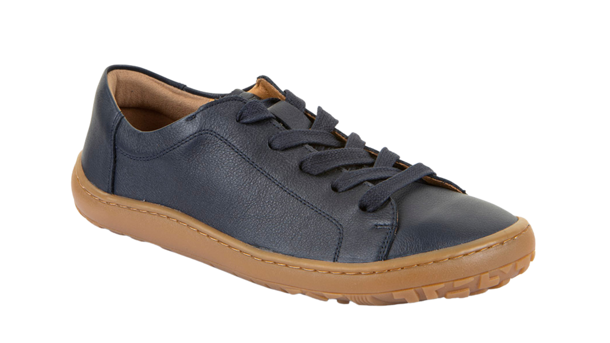Barfußschuh, geschlossene Zehen und geschlossener Fersenbereich, Schnürung, flexible Sohle, Einzelschuh, schräge Vorderansicht
