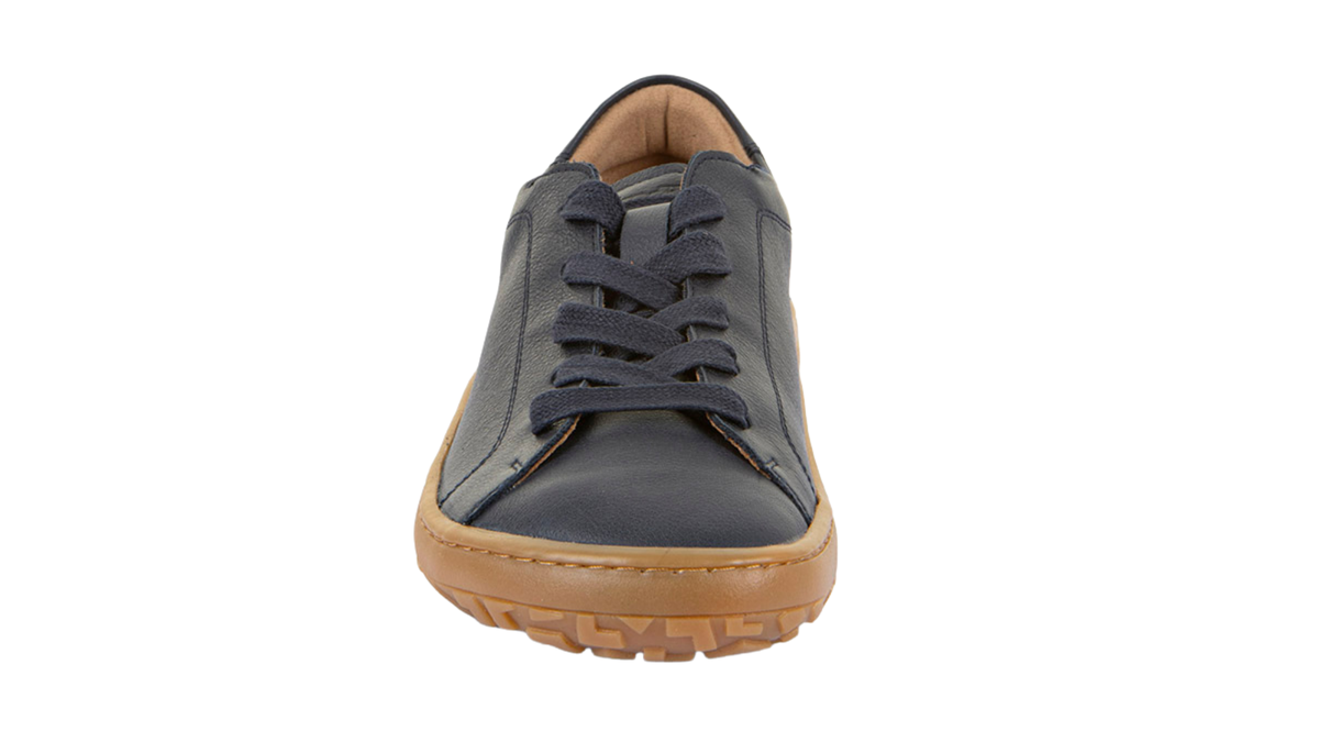 Barfußschuh, geschlossene Zehen und geschlossener Fersenbereich, Schnürung, flexible Sohle, Einzelschuh, Vorderansicht