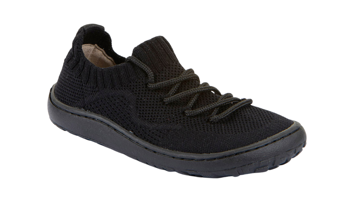 Barfußschuh mit Schnürung, geschlossene Zehen und geschlossener Fersenbereich, schräge Vorderansicht, einzelner Schuh