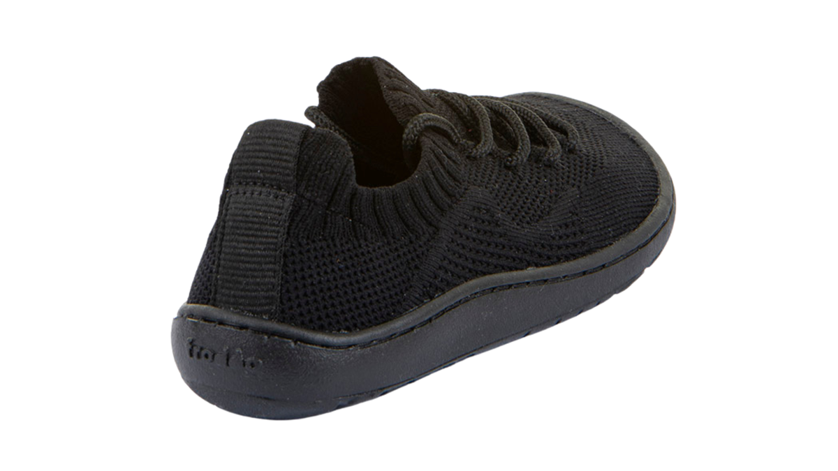 Barfußschuh mit Schnürung, geschlossene Zehen und geschlossener Fersenbereich, schräge Rückansicht, einzelner Schuh
