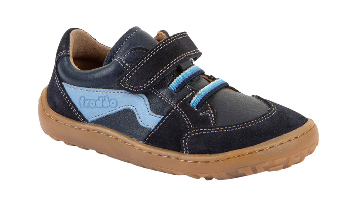 Barfußschuh für Kinder, geschlossene Zehen und geschlossener Fersenbereich, Klettverschluss und elastische Riemen, flexible Sohle, Einzelschuh, schräge Vorderansicht