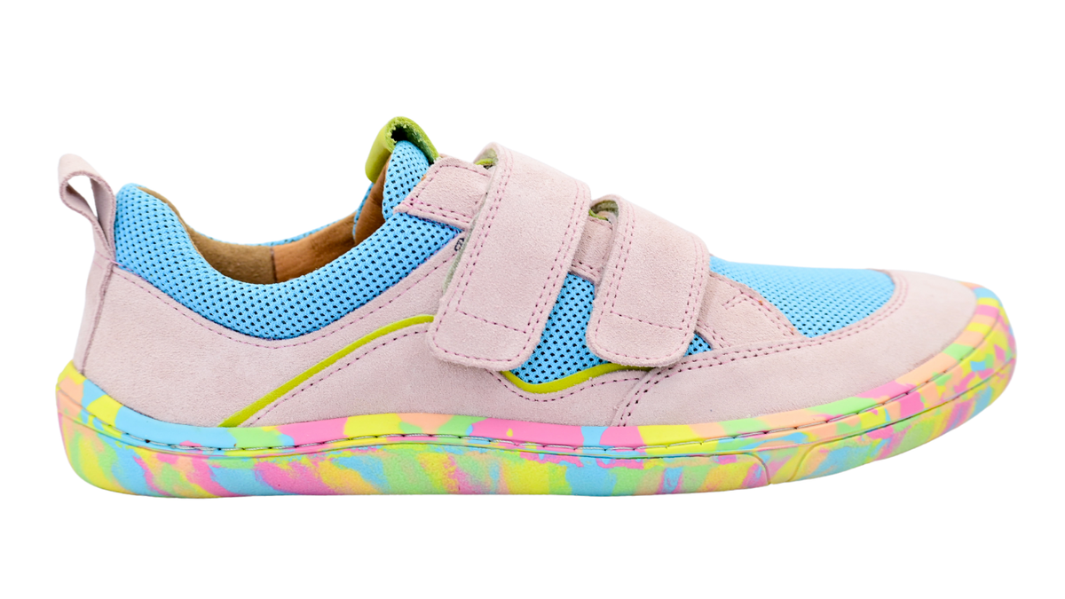 Barfußschuh für Kinder mit zwei Klettverschlüssen, geschlossene Zehen und geschlossener Fersenbereich, Seitenansicht außen, einzelner Schuh