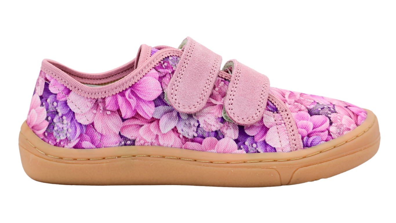 Barfußschuh für Kinder mit zwei Klettverschlüssen, geschlossene Zehen und geschlossener Fersenbereich, Seitenansicht außen, einzelner Schuh