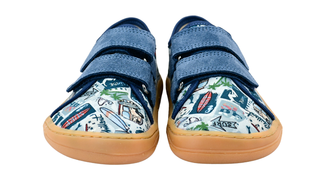 Barfußschuhe für Kinder mit zwei Klettverschlüssen, geschlossene Zehen und geschlossener Fersenbereich, schräge Vorderansicht, Paar