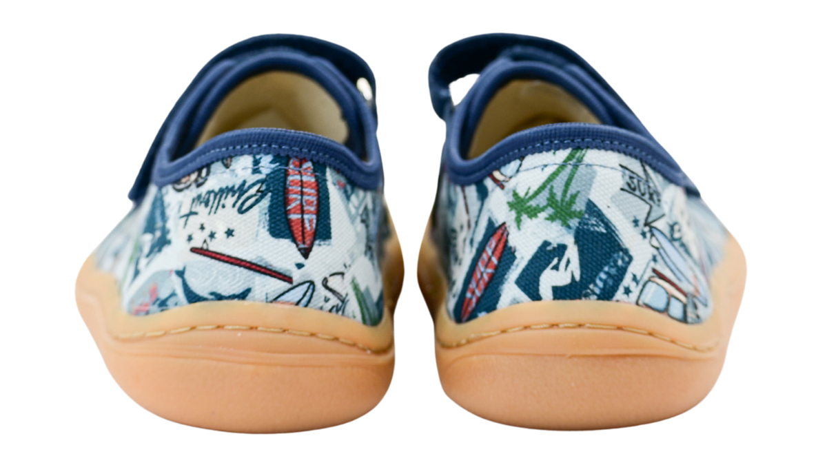 Barfußschuhe für Kinder mit zwei Klettverschlüssen, geschlossene Zehen und geschlossener Fersenbereich, Rückansicht, Paar
