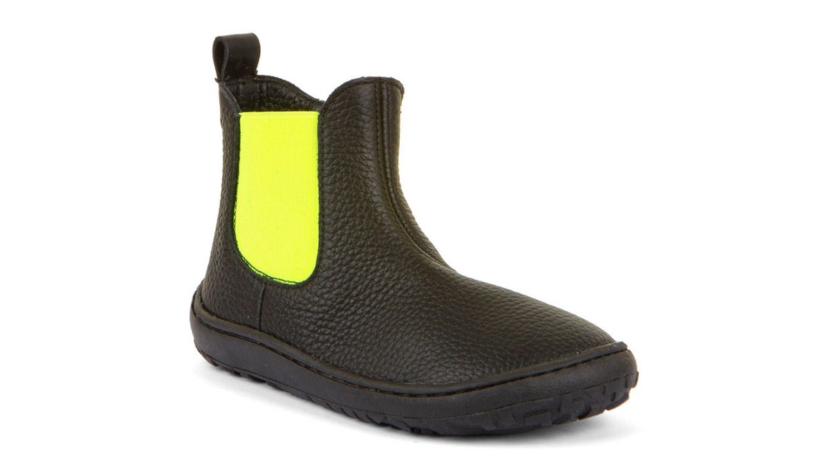 Barfußstiefel mit elastischem seitlichem Einsatz in Kontrastfarbe, geschlossene Zehen und geschlossener Fersenbereich, schräge Vorderansicht