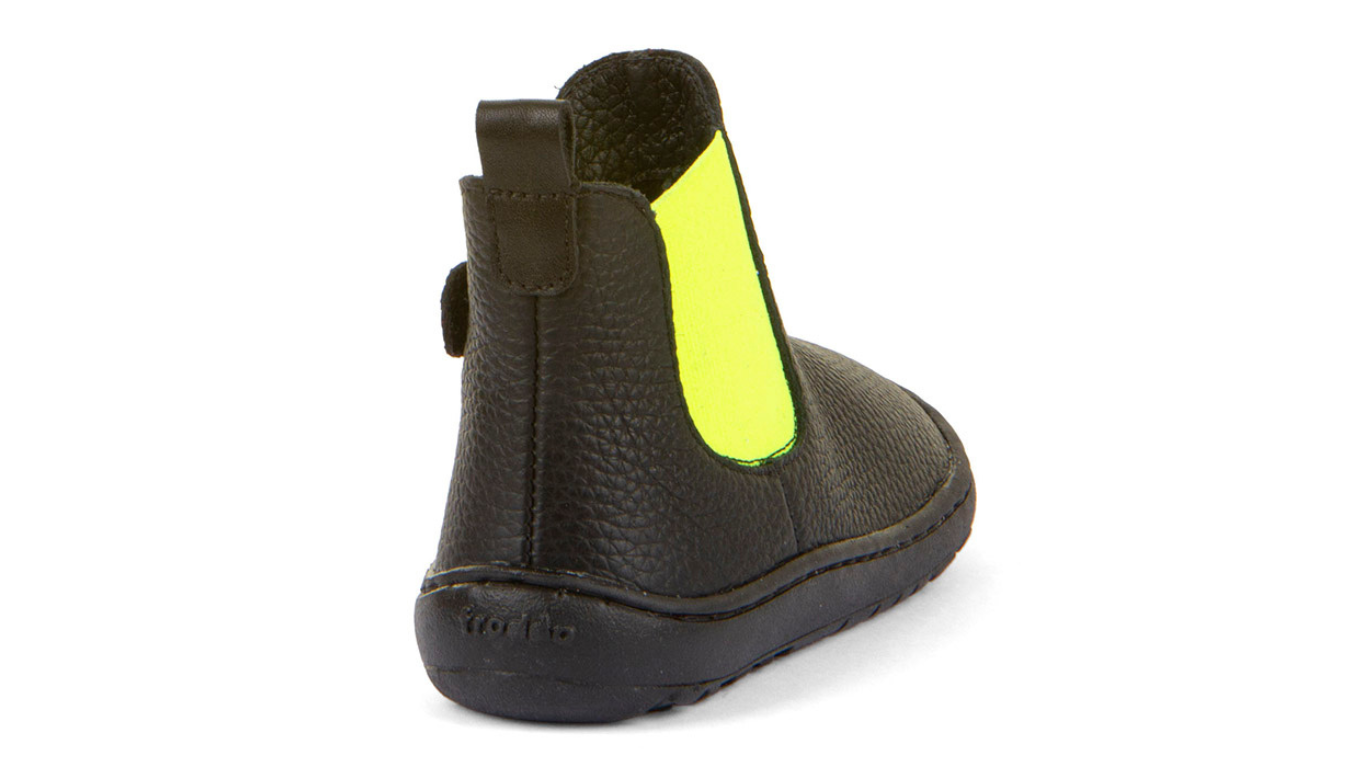 Barfußstiefel mit profilierter Sohle und flacher Bauweise, Ansicht von unten