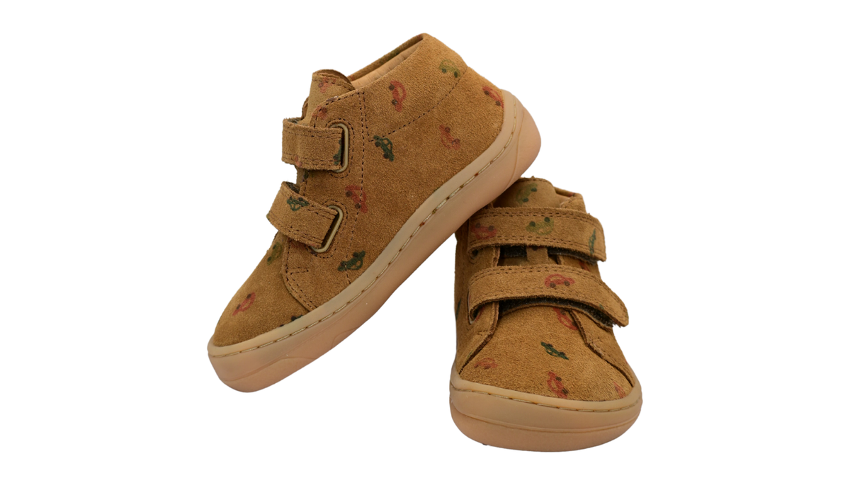 Barfußschuhe für Kinder mit zwei Klettverschlüssen, geschlossene Zehen und geschlossener Fersenbereich, schräge Vorderansicht, Paar