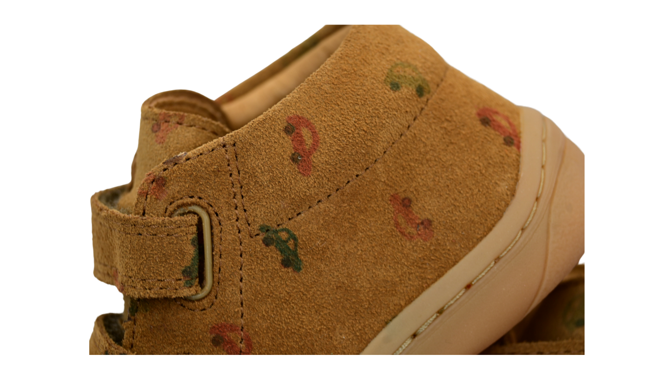 Barfußschuh für Kinder mit zwei Klettverschlüssen, geschlossene Zehen und geschlossener Fersenbereich, Detailansicht seitlich, einzelner Schuh