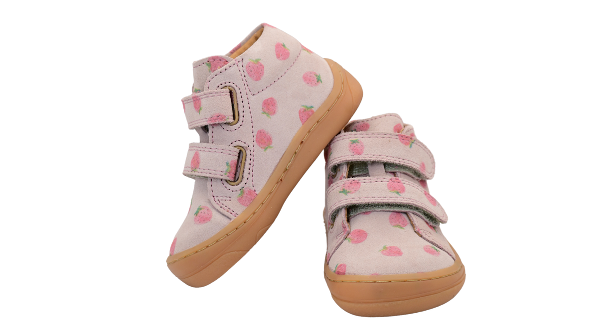 Froddo-First-Step-pink-Barfußschuhe für Kinder mit zwei Klettverschlüssen, geschlossene Zehen und geschlossener Fersenbereich, schräge Vorderansicht, Paar