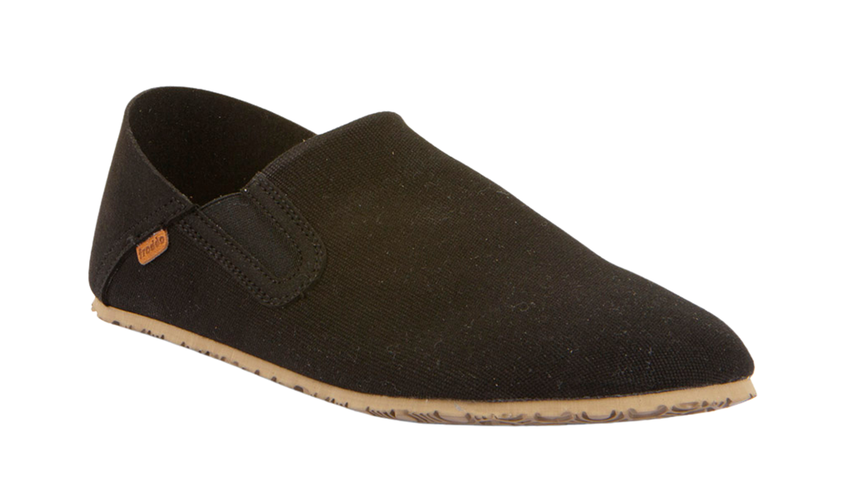 Barfußschuhe als Slipper mit elastischem Einsatz, geschlossene Zehen und geschlossener Fersenbereich, einzelner Schuh, schräge Vorderansicht
