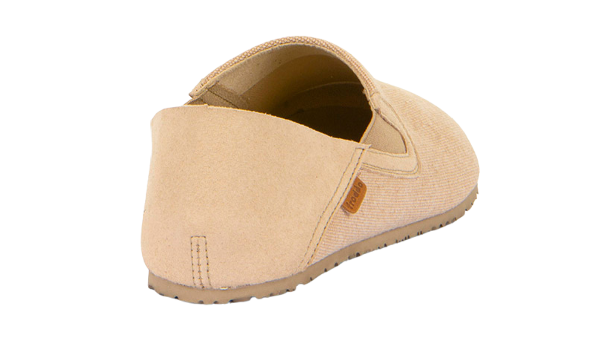 Barfußschuhe als Slipper mit elastischem Einsatz, geschlossene Zehen und geschlossener Fersenbereich, einzelner Schuh, schräge Rückansicht