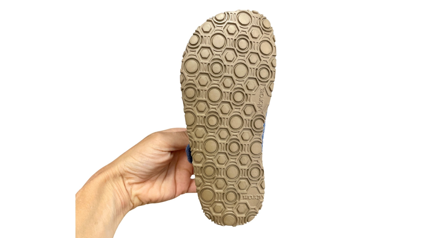 Barfußhausschuh für Kinder, geschlossene Zehen und geschlossener Fersenbereich, Spannriemen mit Klettverschluss, flexible Sohle, seitliche Aussparung, Einzelschuh, Ansicht von unten