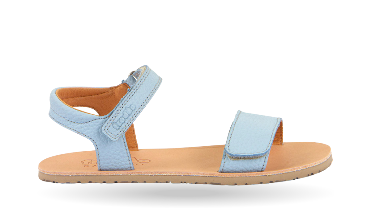 Barfußsandale für Kinder mit zwei Klettverschlüssen, offene Zehen und offener Fersenbereich, Seitenansicht außen, einzelner Schuh