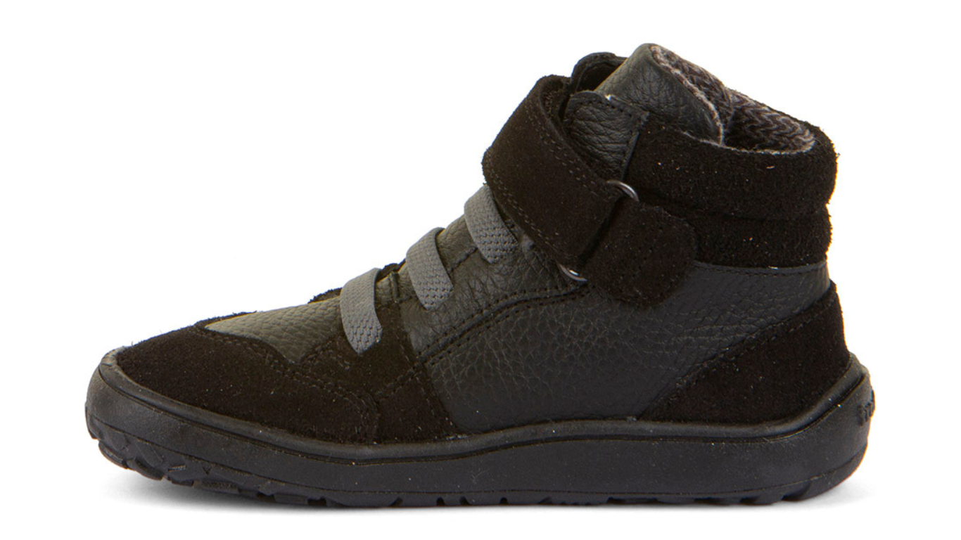 Barfußschuh mit zwei Klettverschlüssen, geschlossene Zehen und geschlossener Fersenbereich, Seitenansicht innen